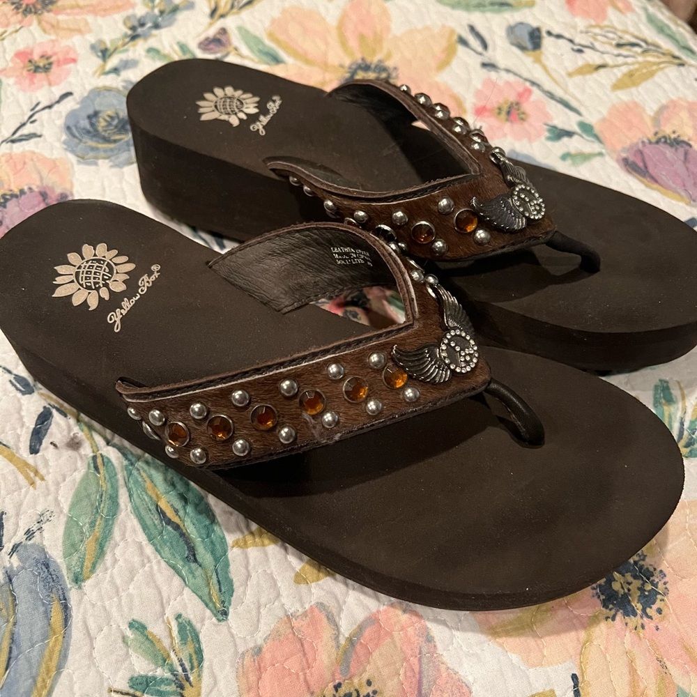 Yellow box sandals